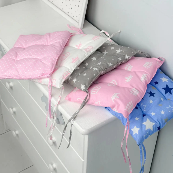 Подушка м'яка для дитячого стільчика 23х28, рожева в горошок