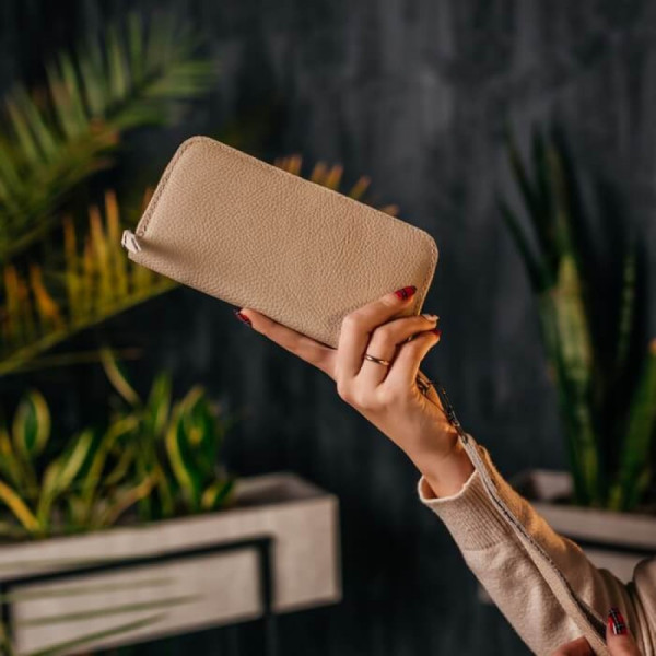 Жіночий клатч бежевий зернистий